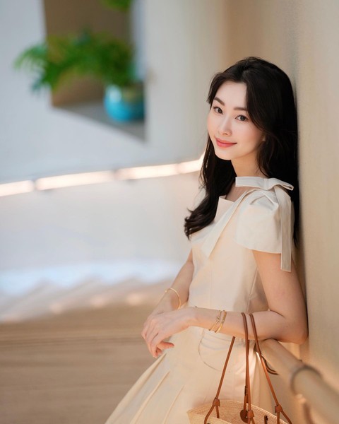 Hoa hậu Đặng Thu Thảo 'xả kho' loạt ảnh ngọt như kẹo