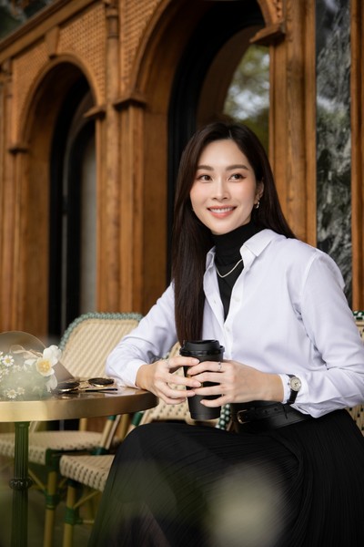 Hoa hậu Đặng Thu Thảo 'xả kho' loạt ảnh ngọt như kẹo
