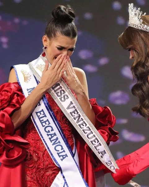 Vừa đăng quang, Hoa hậu Hoàn vũ Venezuela bị chê 'già nua'