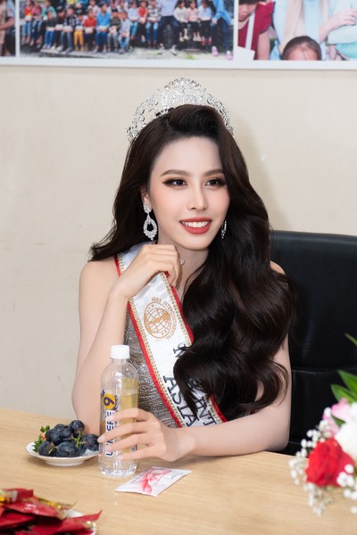 Á hậu Miss Intercontinental 2023 Ngọc Hằng về nước trong vòng vây người hâm mộ