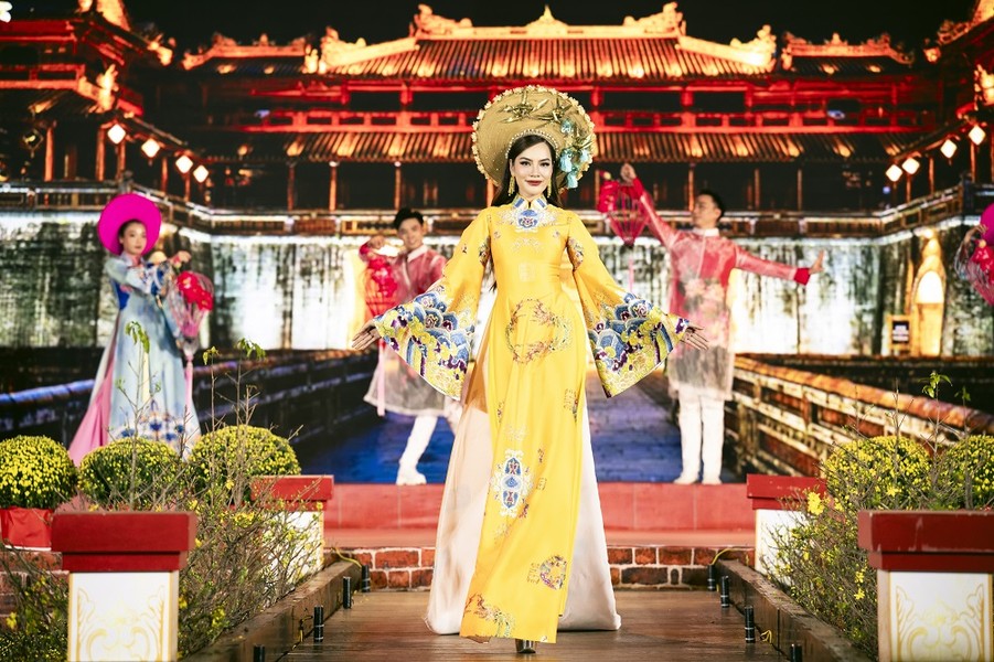 Hoa hậu Hoàng Phương diện áo dài 'màu vía' nhận 'mưa' lời khen