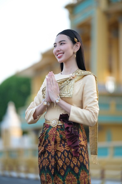 Hoa hậu Thùy Tiên đẹp mê mẩn trong trang phục truyền thống Campuchia 
