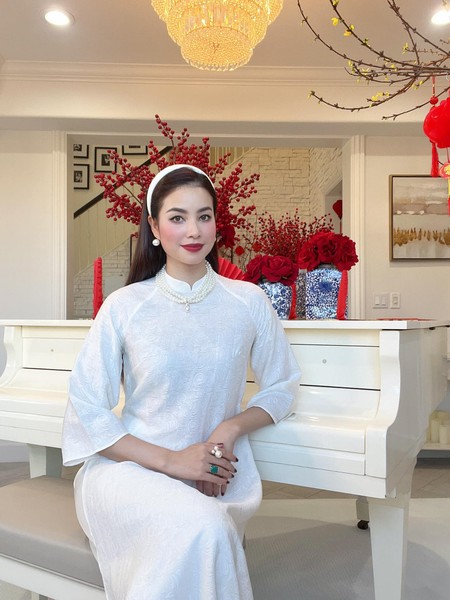 Hoa hậu Phạm Hương hé lộ biệt thự tràn ngập màu Tết 