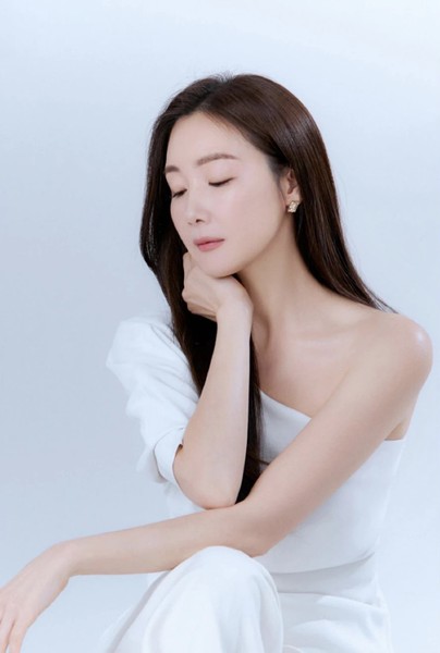 Kinh ngạc ngoại hình 'nữ hoàng nước mắt' Choi Ji Woo ở tuổi U50