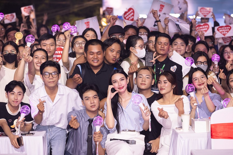 Khoảnh khắc 'cưng xỉu' của Hoa hậu Thùy Tiên giữa vòng vây gần 2000 khán giả