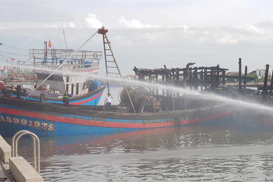 Hiện trường vụ cháy 5 tàu cá thiệt hại hàng chục tỷ đồng tại Nghệ An