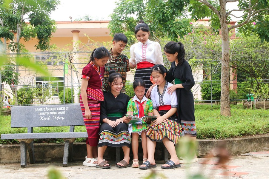 Học sinh Nghệ An 'xúng xính' trang phục thổ cẩm trong ngày khai giảng