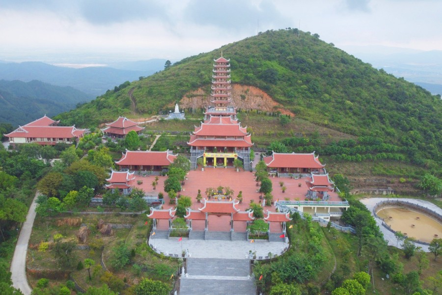 Ngôi chùa nghìn năm hùng vĩ trên núi Đại Huệ