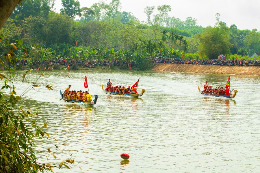 Hàng nghìn người cổ vũ màn đua thuyền kịch tính tại lễ hội hoa Gạo