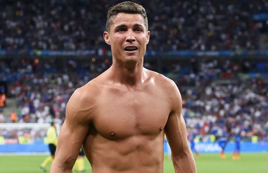 Ngỡ ngàng thân hình cơ bắp như Lý Tiểu Long của C.Ronaldo