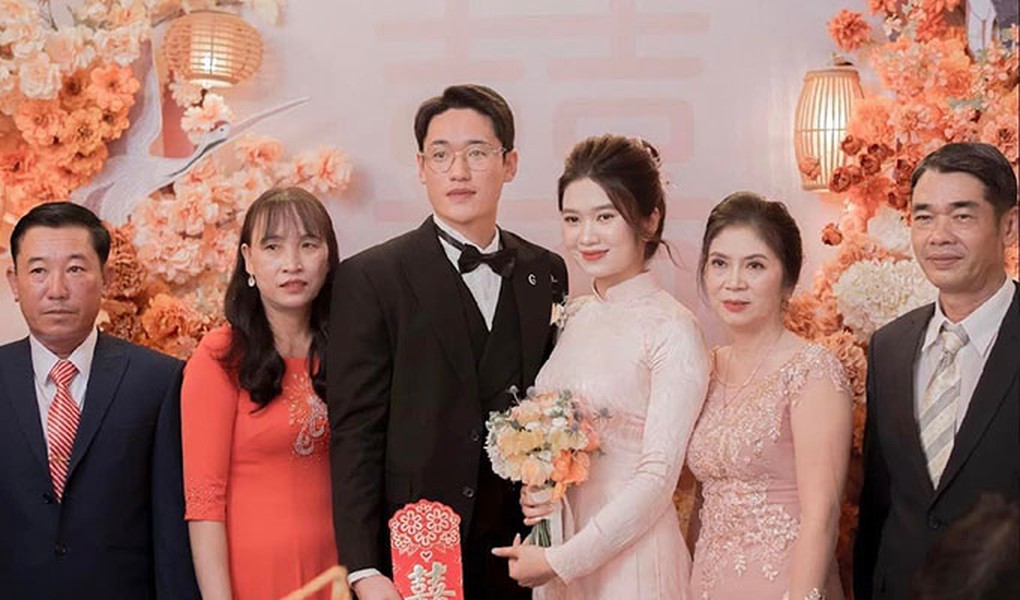 Vợ sắp cưới của cựu sao U23 Việt Nam xinh như nàng thơ