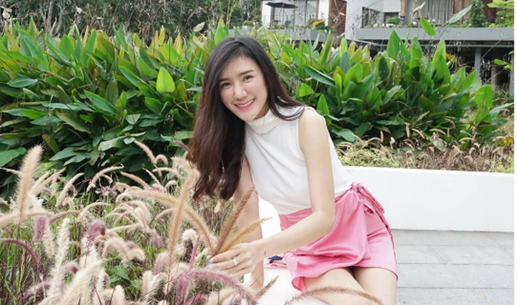 Loạt ảnh hút mắt của nàng WAG nóng bỏng nhất tuyển Thái Lan