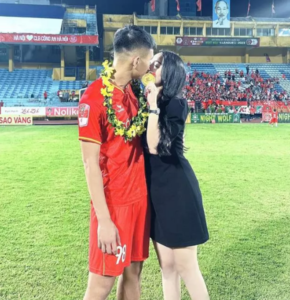 Trung vệ trẻ tuyển Việt Nam khoe ảnh vợ sắp cưới xinh như mộng