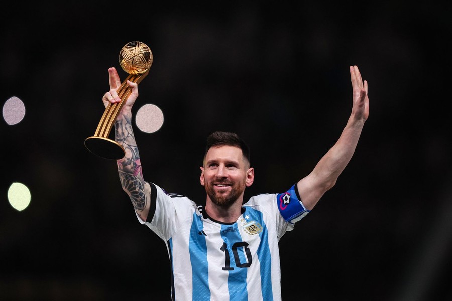 Vượt Pele, Maradona... Messi dẫn đầu Top 10 cầu thủ vĩ đại nhất lịch sử bóng đá