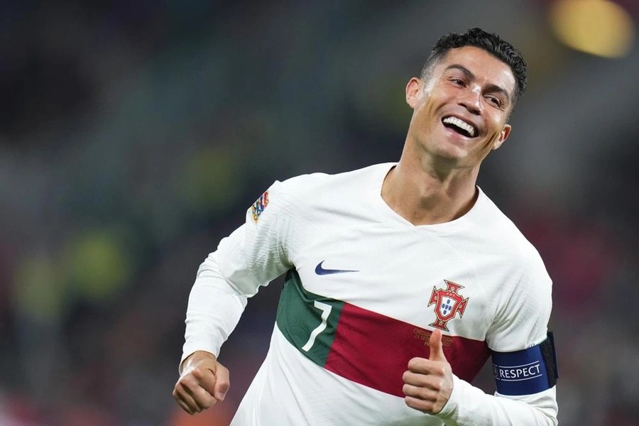 C.Ronaldo đạt cột mốc ấn tượng khiến Messi nể phục