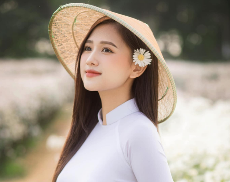 Bạn gái Trần Minh Vương khoe nhan sắc trong veo