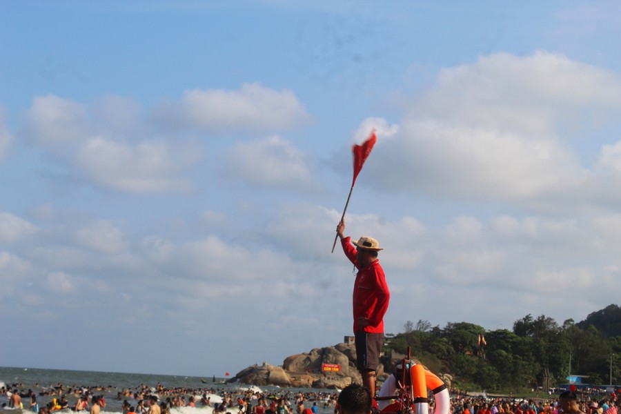 Bãi biển Sầm Sơn ken đặc người ngày cuối tuần