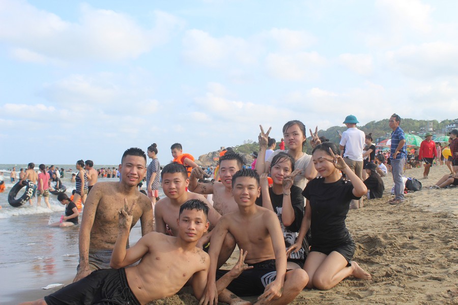 Bãi biển Sầm Sơn ken đặc người ngày cuối tuần