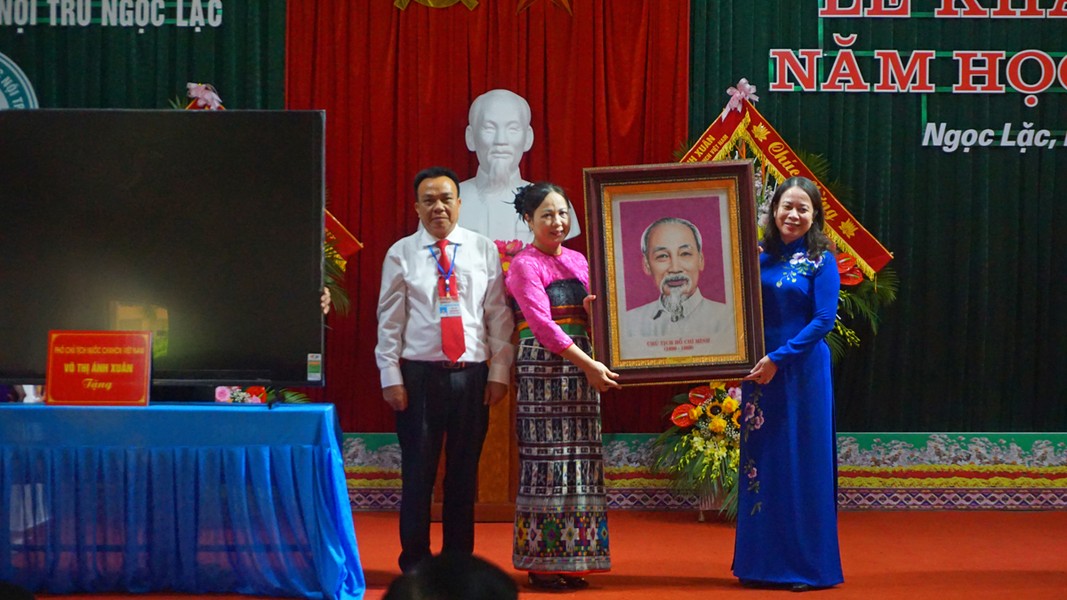 Phó Chủ tịch nước Võ Thị Ánh Xuân dự khai giảng ở trường miền núi Thanh Hóa