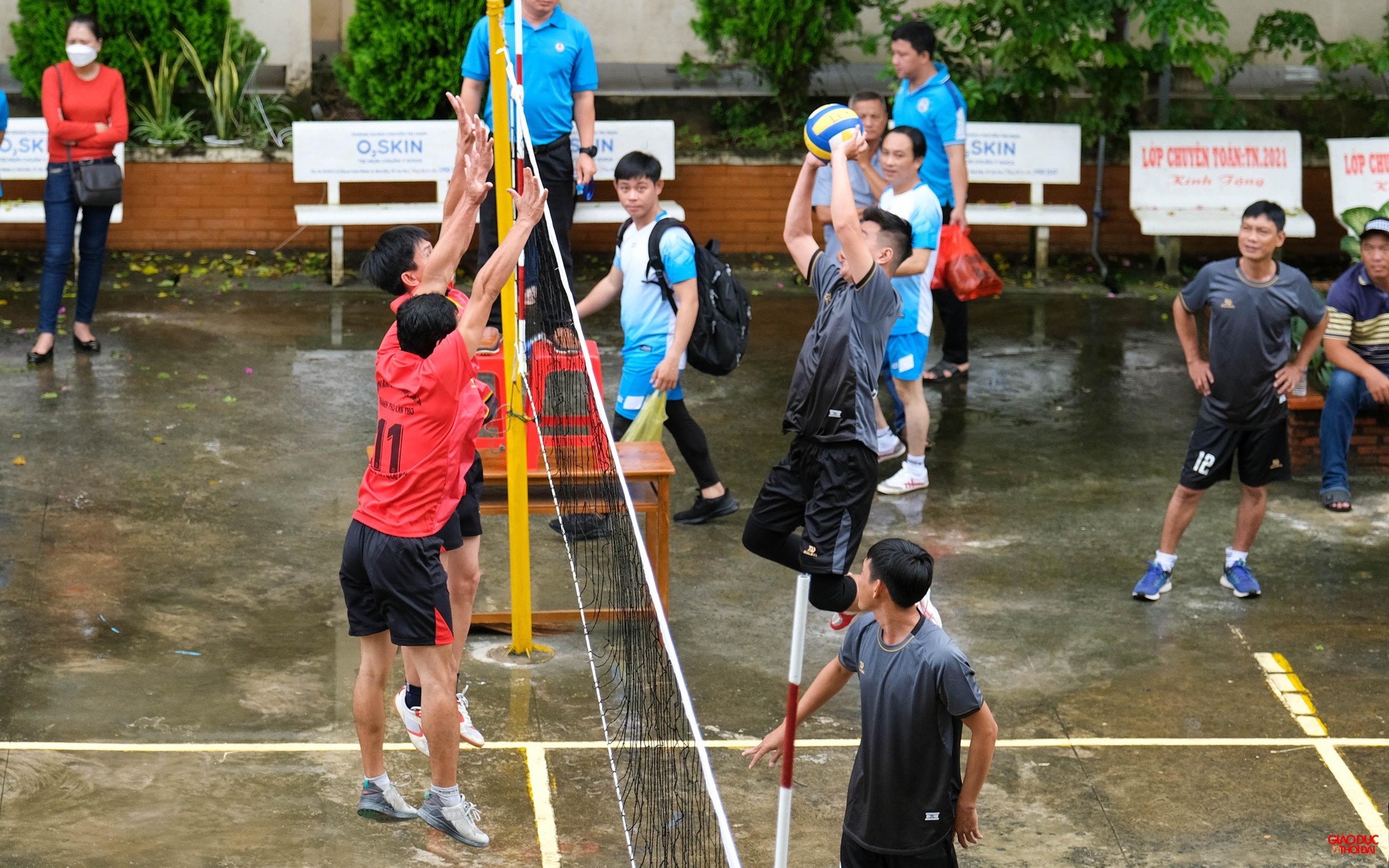 Những pha bóng tranh tài giữa các đội bóng nam rất quyết liệt giữa trời mưa lất phất. ảnh 9