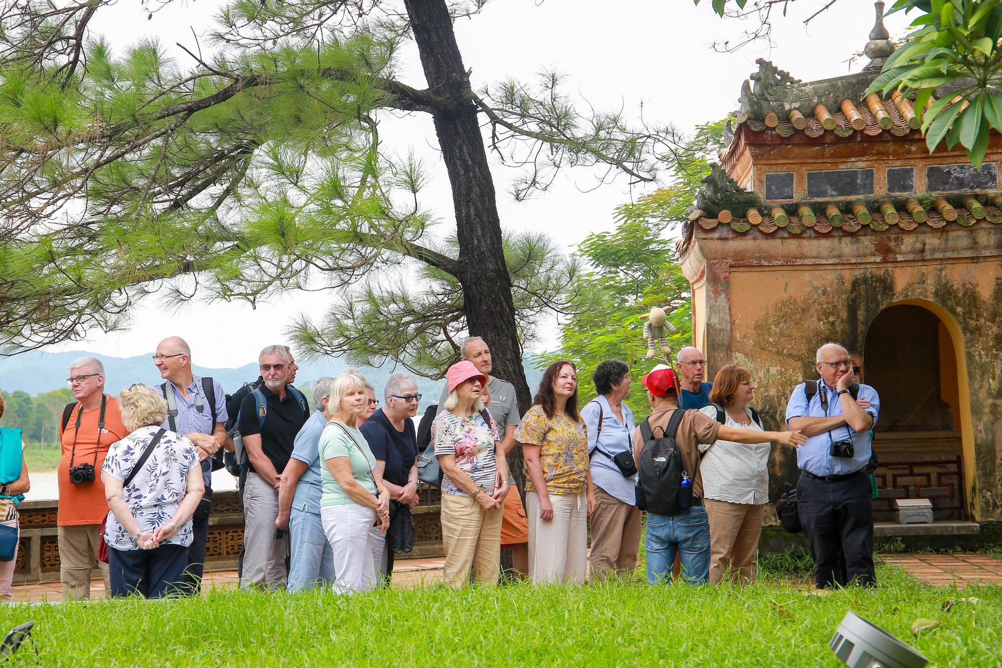 Du khách nước ngoài thích thú khi tham quan tại chùa Thiên Mụ.