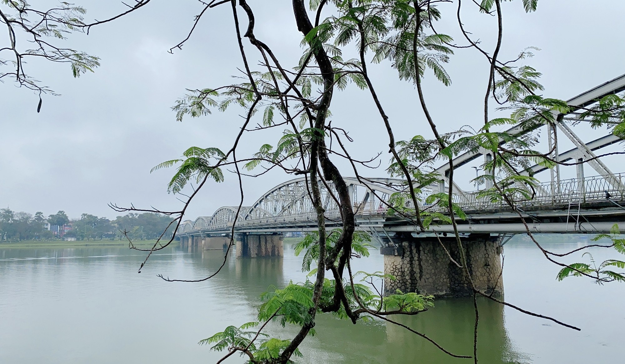 Cầu Trường Tiền bắc qua sông Hương, nằm ngay trung tâm TP Huế.