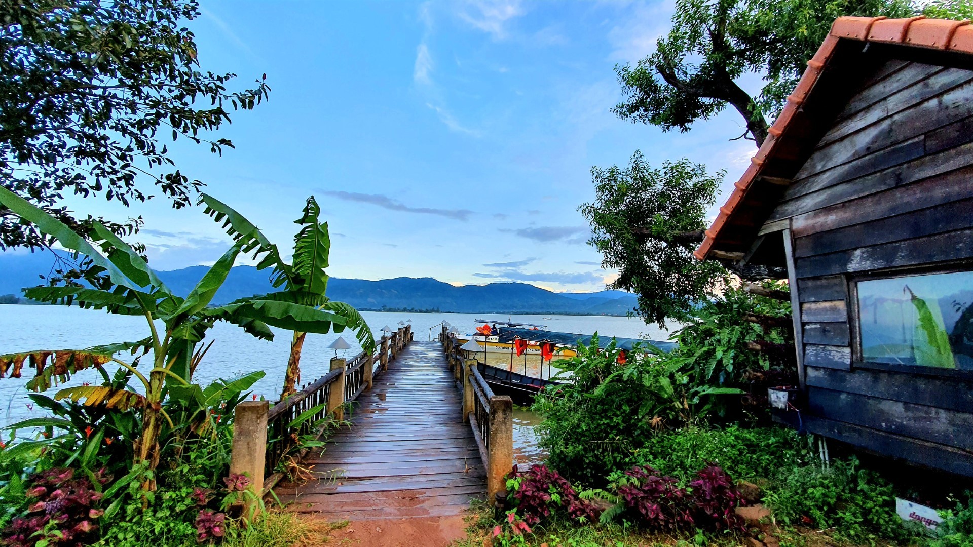 Thời điểm lý tưởng nhất khi đến Hồ Lắk là khoảng tháng 9 - 12. Thời tiết lúc này tương đối mát mẻ, dễ chịu, thoáng đãng, thích hợp cho những hoạt động vui chơi giải trí. ảnh 2