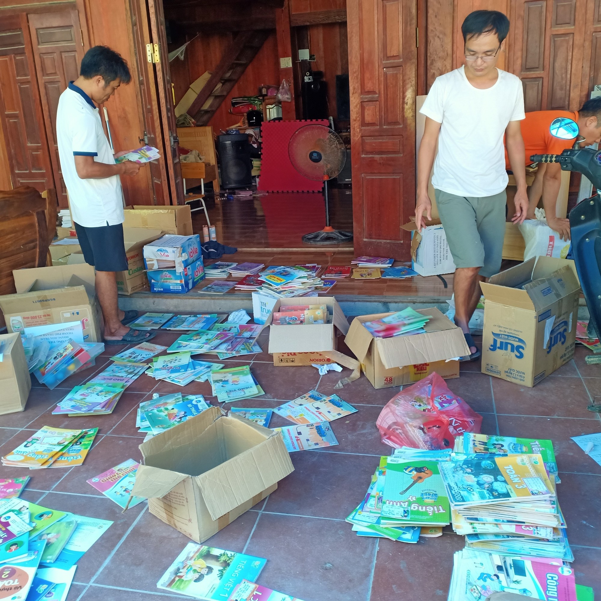 Hàng ngàn cuốn sách giáo khoa vượt sông đến với trò nghèo vùng biên Thanh Hóa ảnh 11