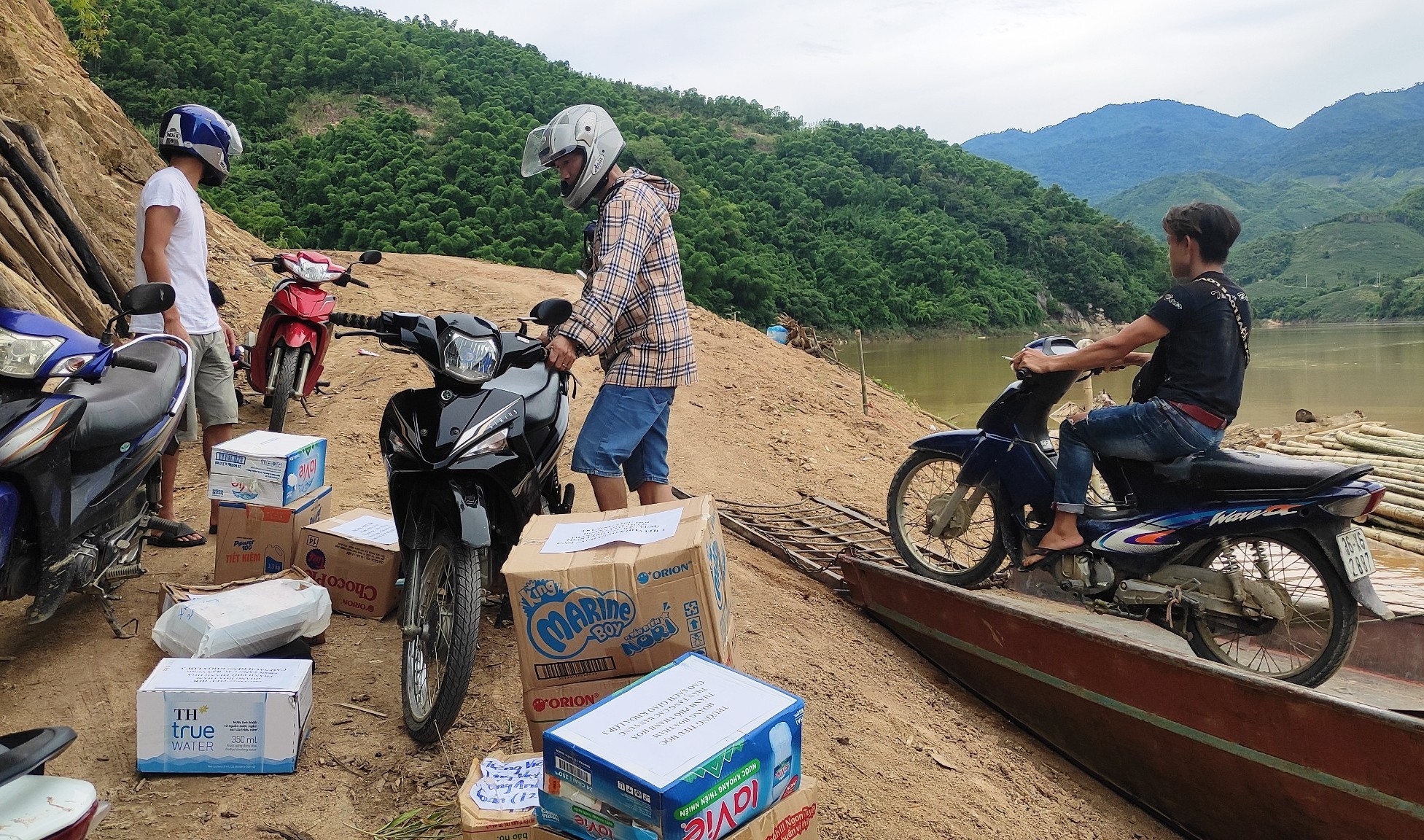 Hàng ngàn cuốn sách giáo khoa vượt sông đến với trò nghèo vùng biên Thanh Hóa ảnh 7
