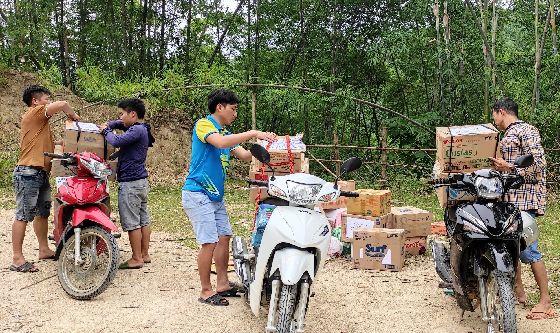 Hàng ngàn cuốn sách giáo khoa vượt sông đến với trò nghèo vùng biên Thanh Hóa ảnh 6