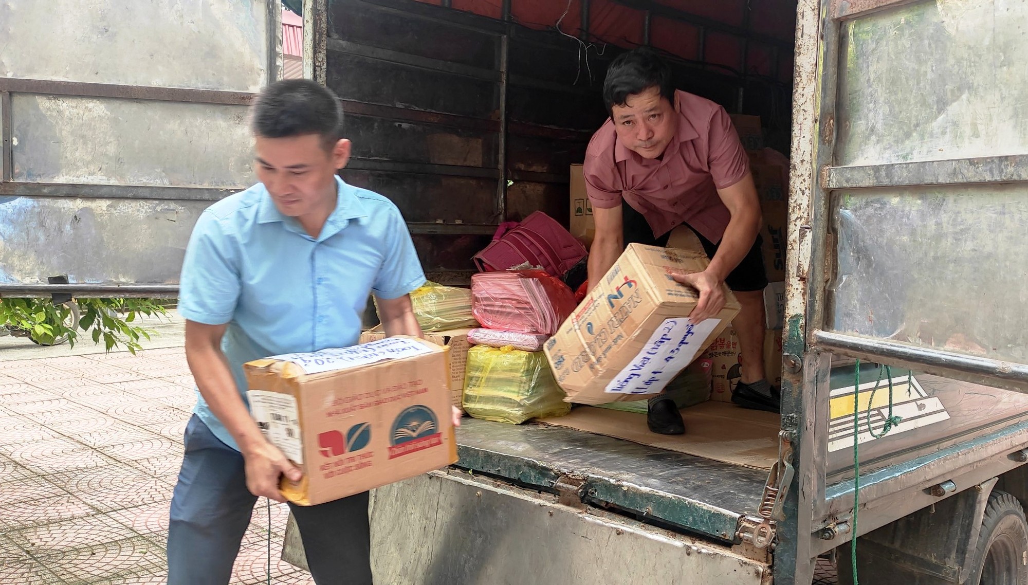 Hàng ngàn cuốn sách giáo khoa vượt sông đến với trò nghèo vùng biên Thanh Hóa ảnh 3