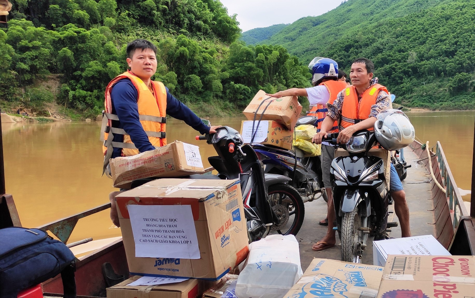 Hàng ngàn cuốn sách giáo khoa vượt sông đến với trò nghèo vùng biên Thanh Hóa ảnh 9