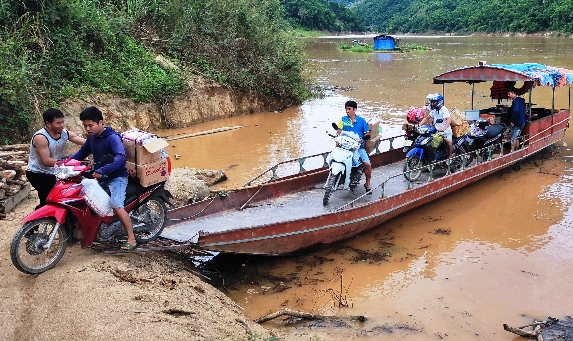 Hàng ngàn cuốn sách giáo khoa vượt sông đến với trò nghèo vùng biên Thanh Hóa ảnh 10