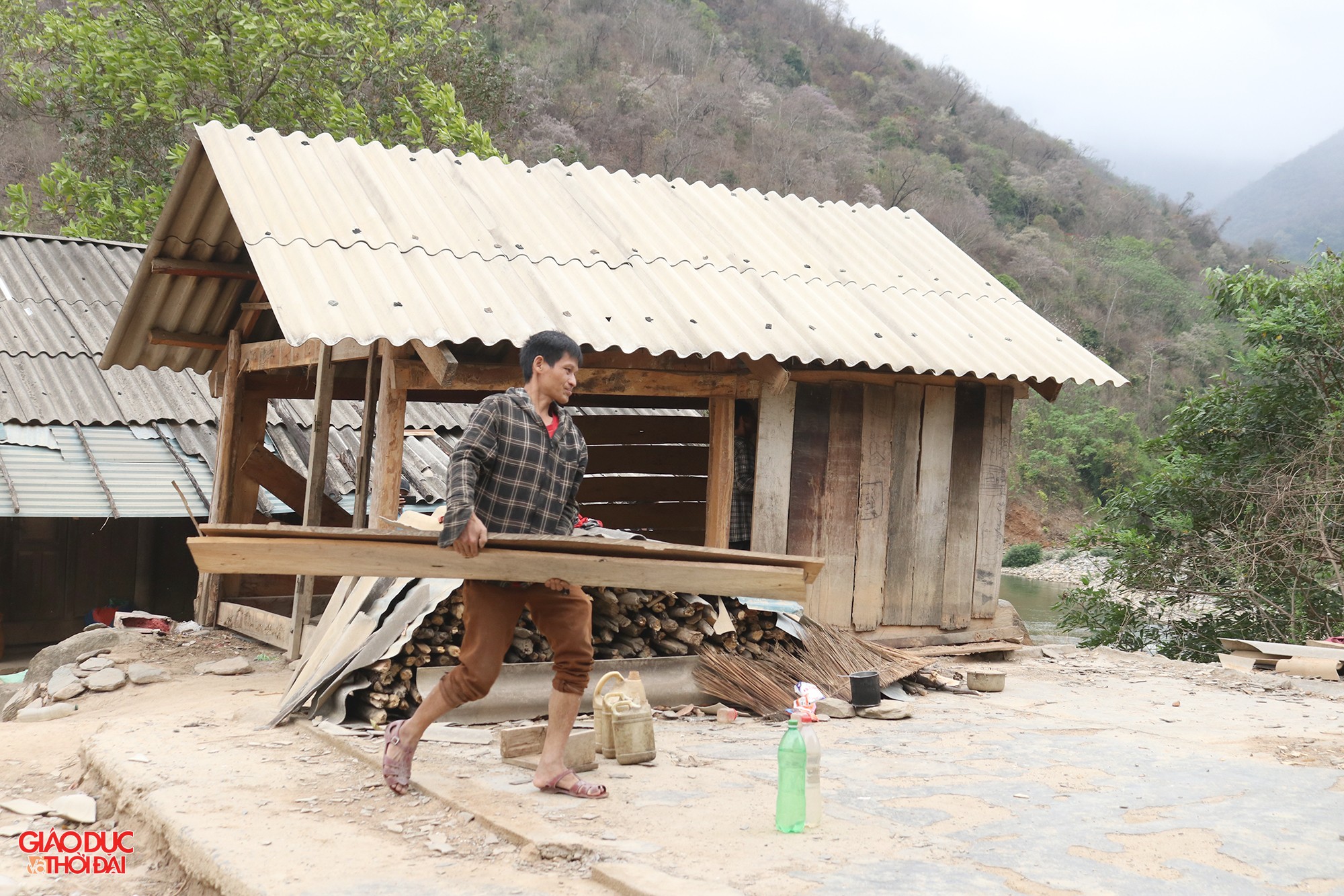 'Vượt dốc' xây nhà cho người nghèo ở miền Tây Nghệ An ảnh 11