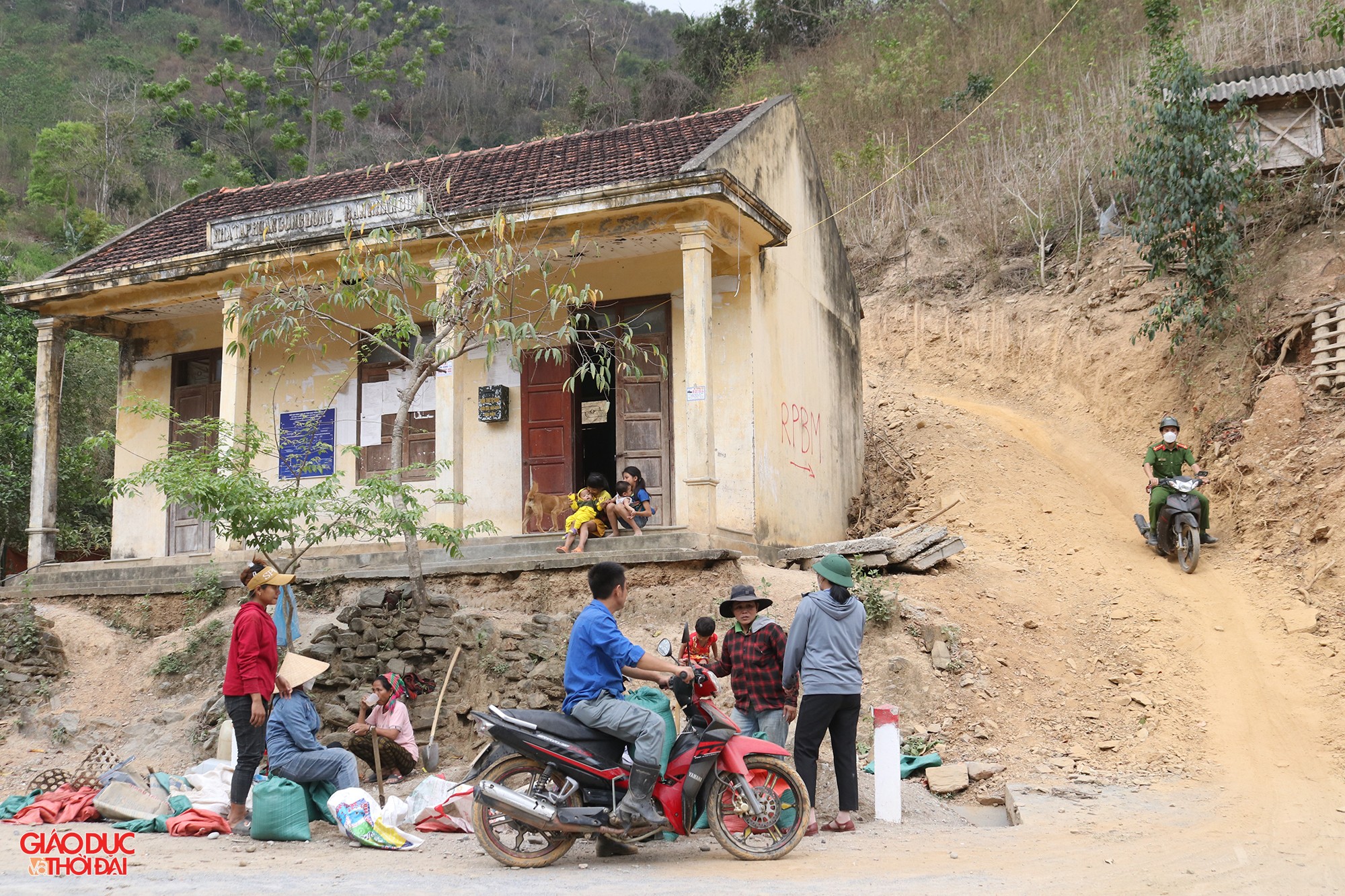 'Vượt dốc' xây nhà cho người nghèo ở miền Tây Nghệ An ảnh 1