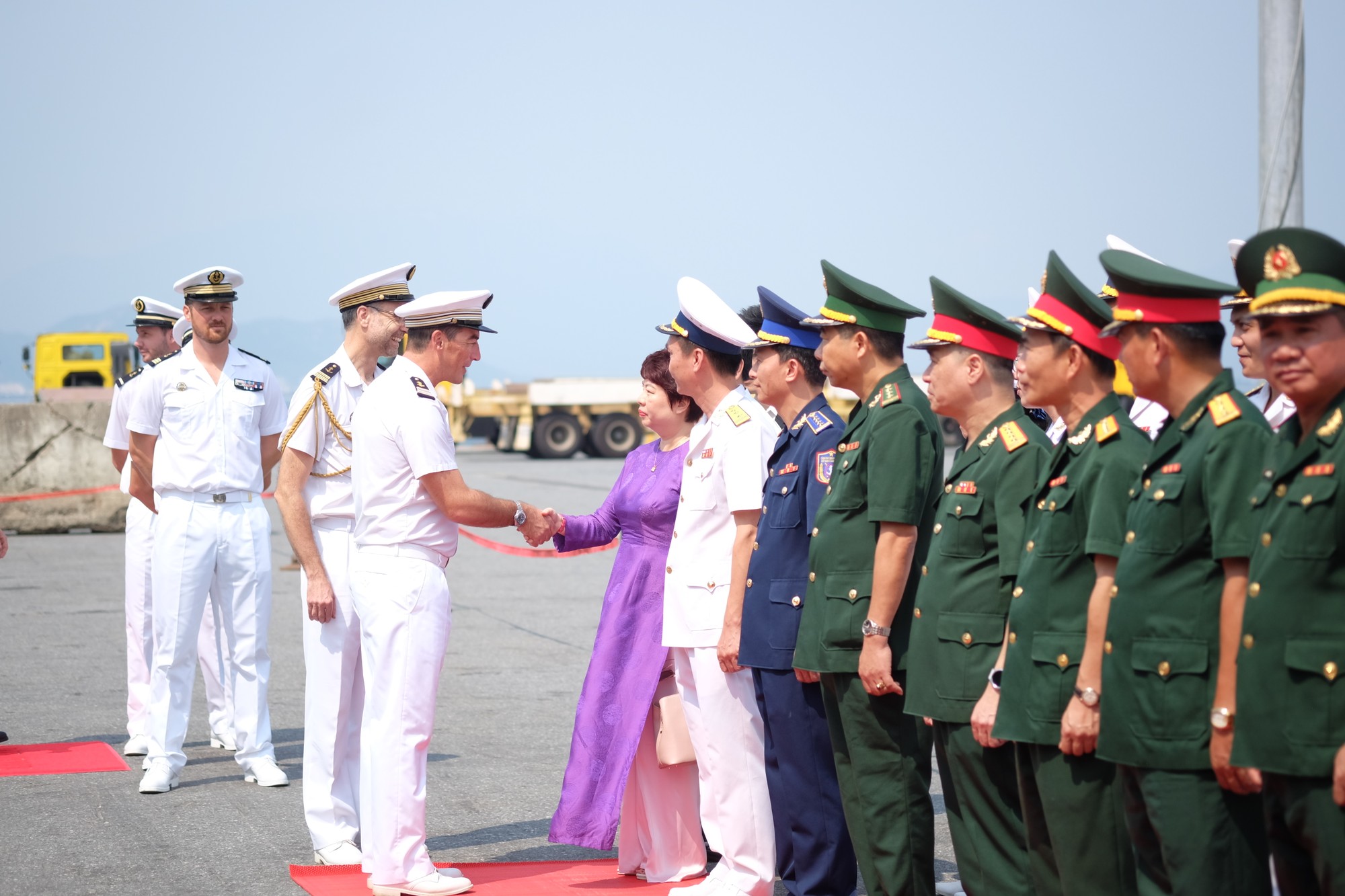 Đại diện Sở Ngoại vụ TP Đà Nẵng đón tàu sỹ quan, thuỷ thủ tàu tuần dương Vendemiaire của Hải quân Pháp thăm Đà Nẵng.