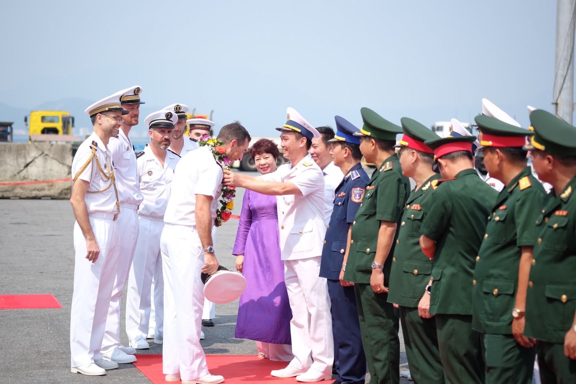 Đại diện Bộ Tư lệnh Vùng 3 Hải quân tặng hoa cho sỹ quan, thuỷ thủ tàu tuần dương Vendemiaire của Hải quân Pháp.