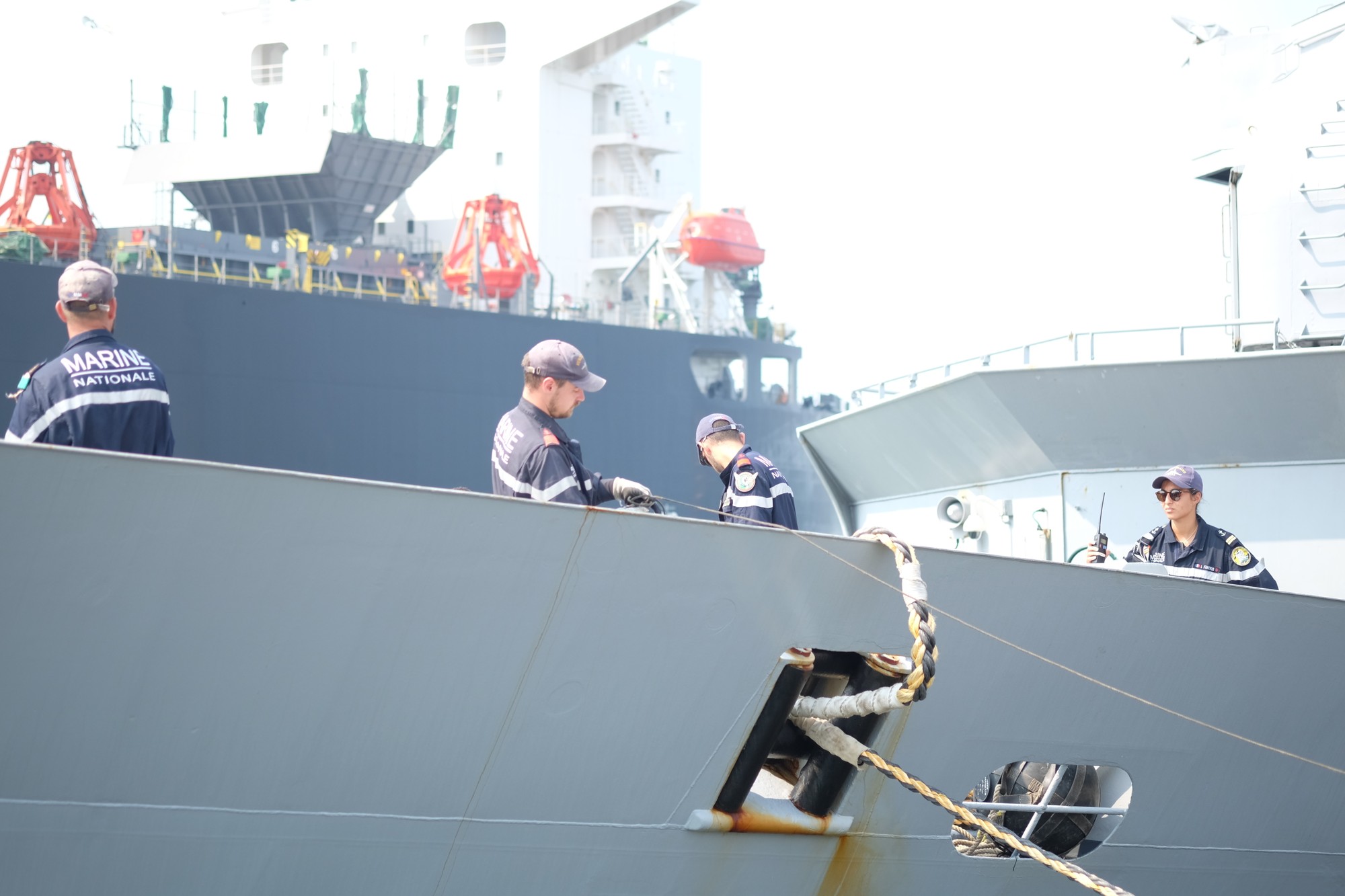 Trung tá Drouelle, Chỉ huy tàu tuần dương Vendemiaire sẽ tới chào xã giao lãnh đạo UBND TP Đà Nẵng, Bộ Tư lệnh Quân khu 5 và Vùng 3 Hải quân.