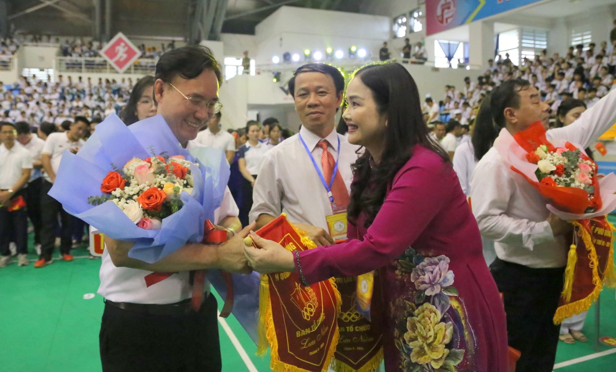TS Lê Thị Hương, Giám đốc Sở GD&amp;ĐT tặng hoa cho các đơn vị.