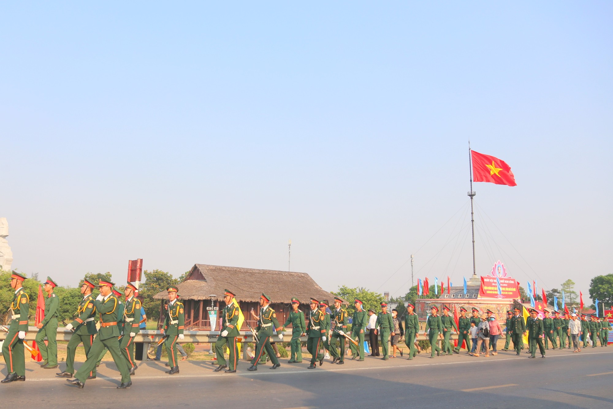 Lực lượng vũ trang diễu hành trước Kỳ đài Hiền Lương trong Lễ hội Thống nhất non sông.