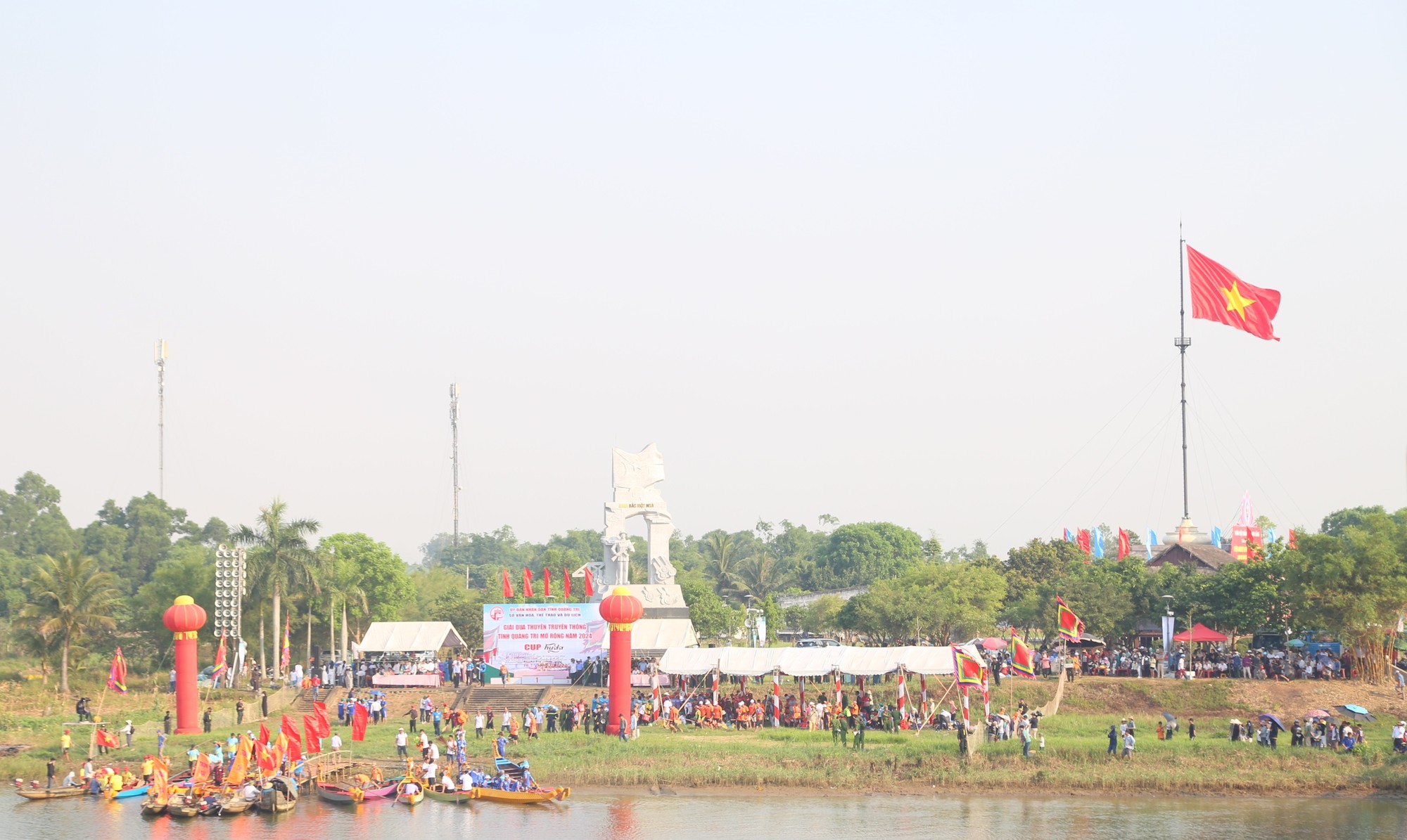Sau lễ thượng cờ là Lễ hội đua thuyền mừng ngày thống nhất non sông ở sông Bến Hải.