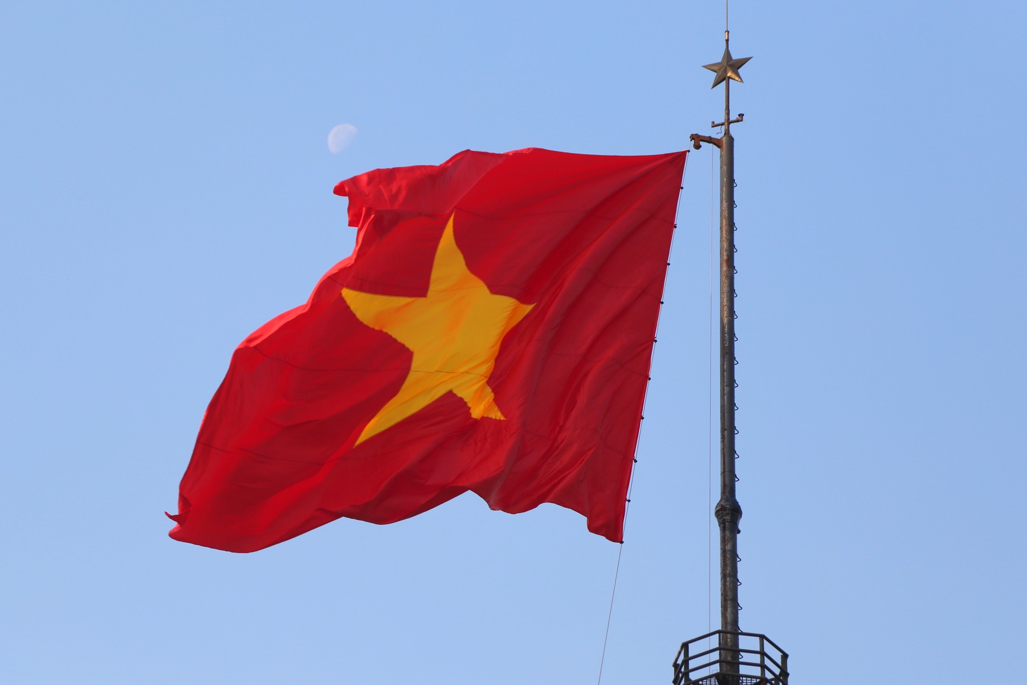 Trong tiếng nhạc Tiến quân ca oai hùng, lá cờ Tổ quốc được kéo lên đỉnh Kỳ đài Hiền Lương. Đông đảo cán bộ, Nhân dân tham dự đều tự hào xen lẫn xúc động.