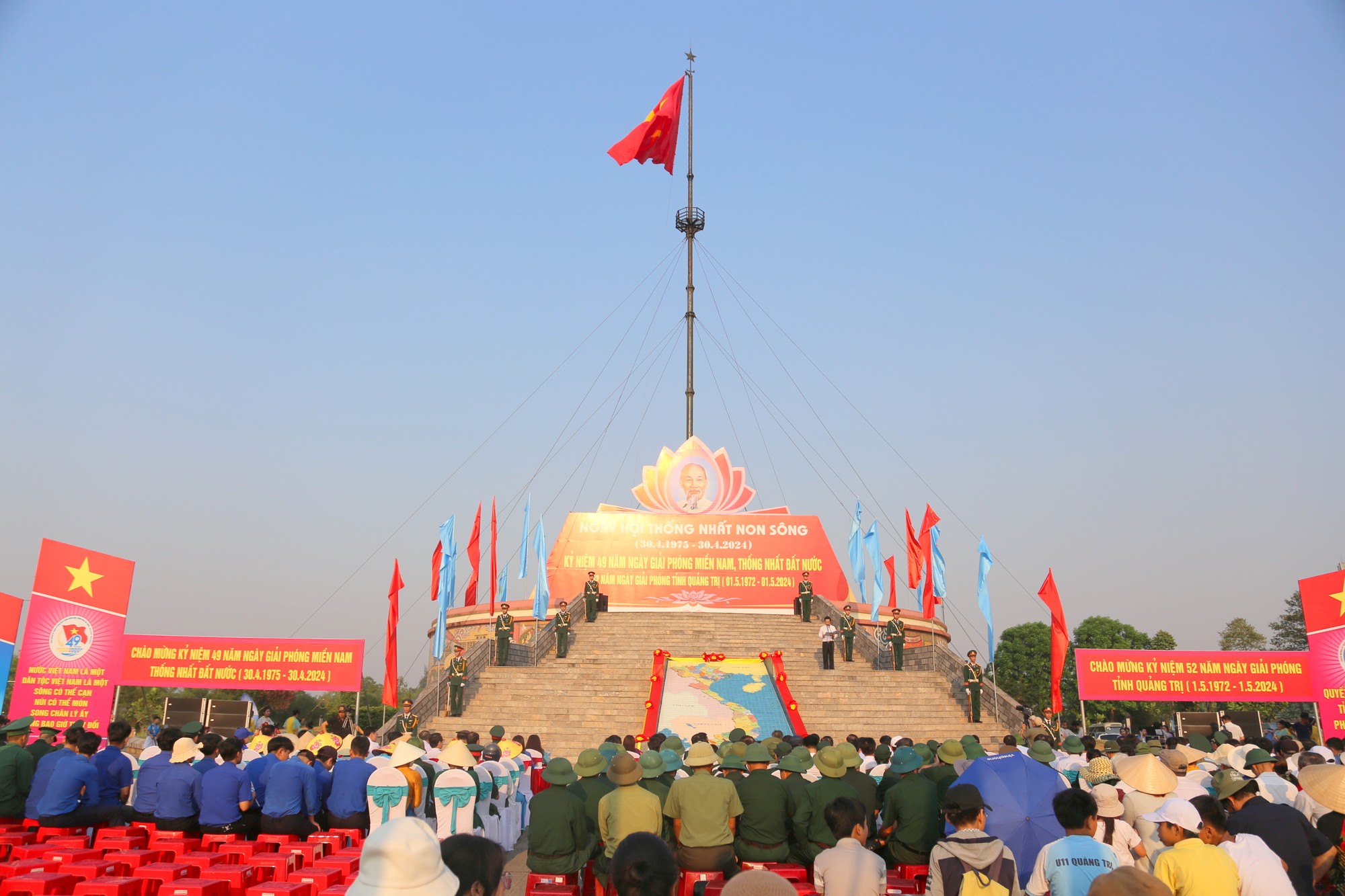 Trong hơn 2 thập kỷ, lá cờ trên kỳ đài Hiền Lương nơi đầu cầu giới tuyến vẫn kiêu hãnh tung bay, trở thành niềm tin và ý chí thống nhất của đồng bào hai miền Nam - Bắc.