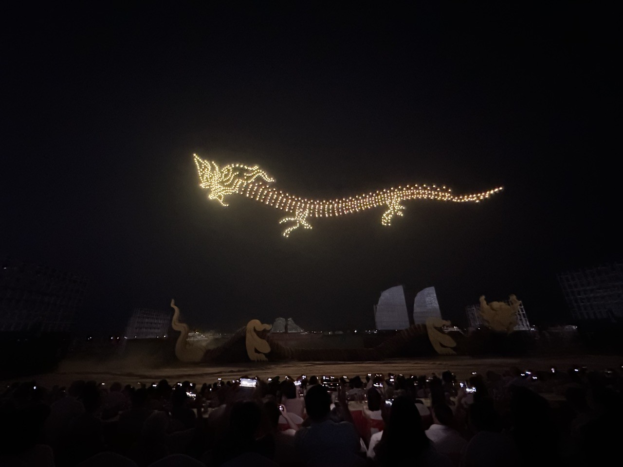 Mở màn cho Màn 'Huyền sử Hạ Long' là phân cảnh 'Rồng Thiên Hội Tụ', được trình diễn bằng Drone light làm người dân và du khách thích thú.