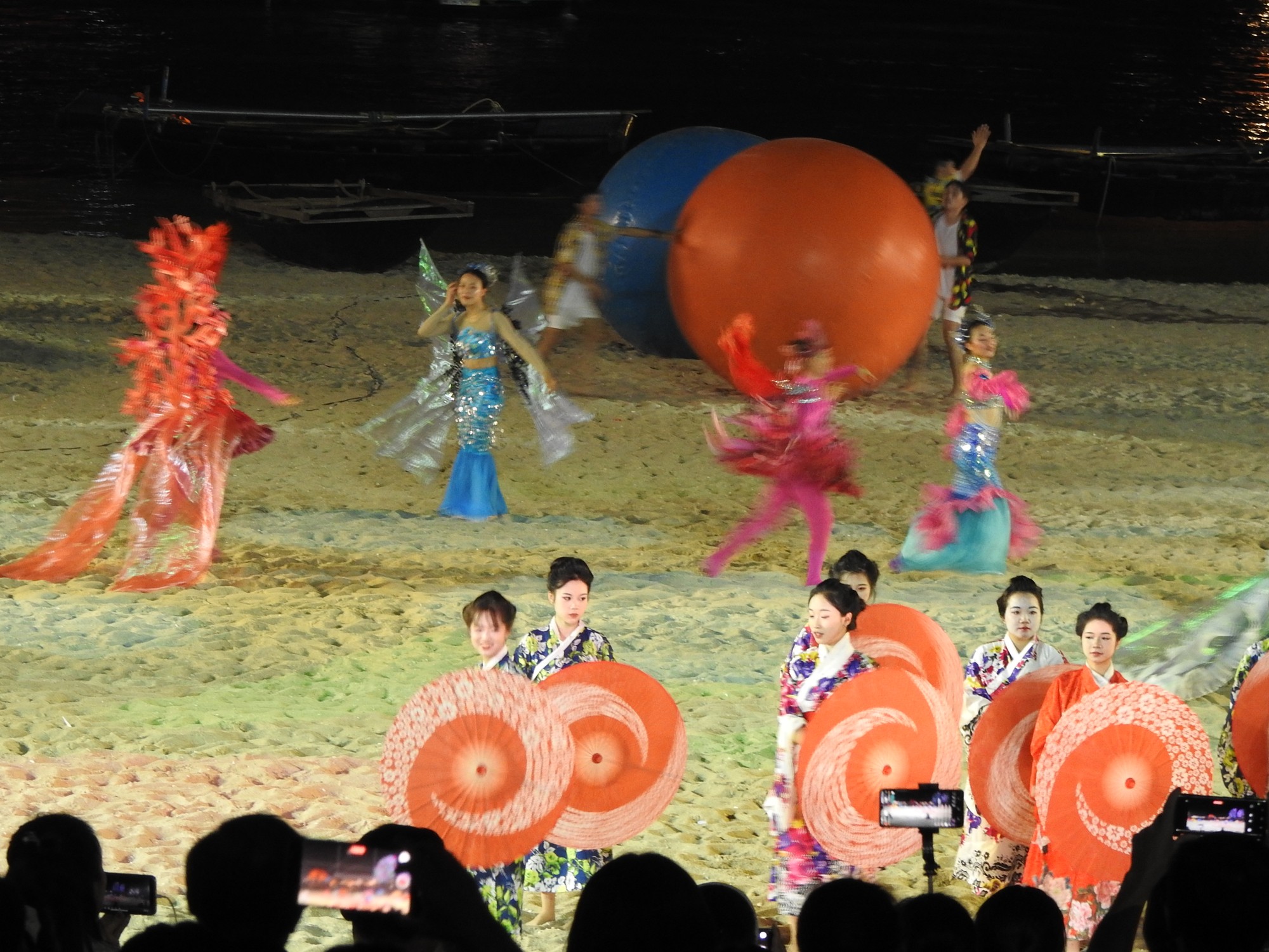 Sự kiện quy tụ ê kíp sáng tạo, nghệ sĩ, nghệ nhân hàng đầu tại Việt Nam. Các đoàn khách quốc tế đến từ Hokkaido (Nhật Bản), Quảng Tây (Trung Quốc), Lào, Thái Lan, nhóm nhảy châu Âu cùng trên 1.000 diễn viên chuyên, không chuyên biểu diễn.