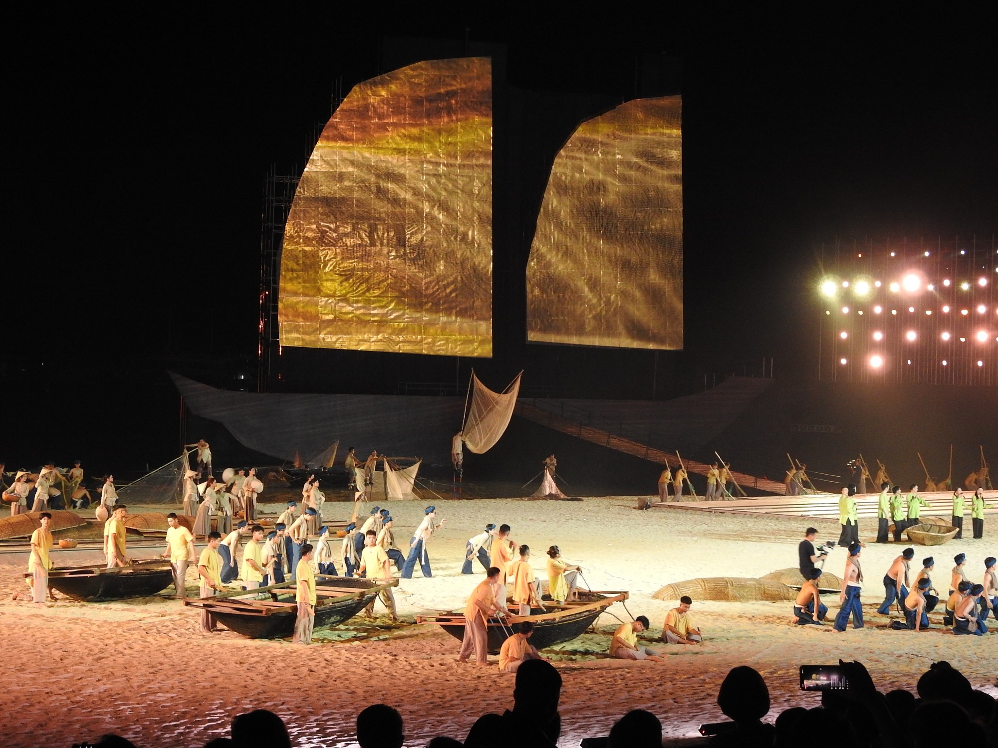 Màn biểu diễn thực cảnh 'Làng chài' và 'Trai biển' với các lớp sân khấu trải dài trên bãi cát và mặt biển đã làm nổi bật được những nét đặc sắc của văn hóa Hạ Long xưa với những người ngư dân làm nghề chài lưới.
