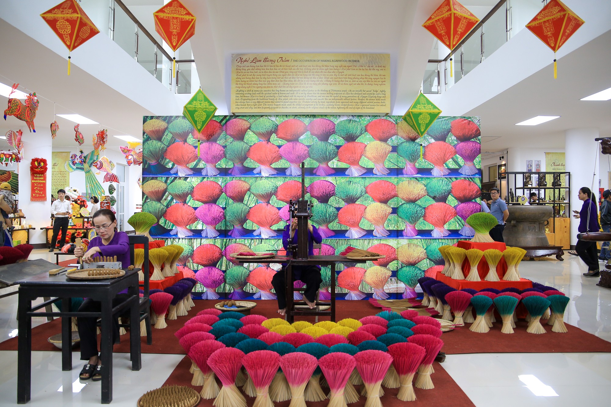 Tối 16/1, Trung tâm Văn hóa, Thông tin và Thể thao TP Huế (tỉnh Thừa Thiên Huế) tổ chức khai mạc không gian trưng bày, giới thiệu sản phẩm và trình diễn nghề truyền thống Huế.