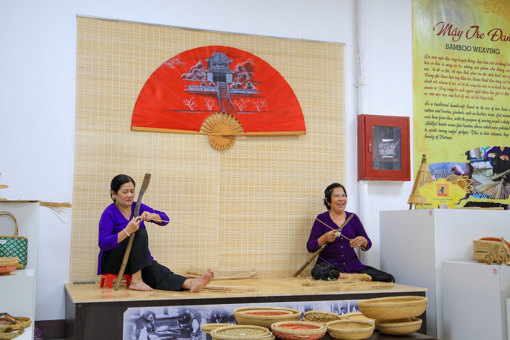 Một số nghề và làng nghề truyền thống phát triển mạnh vừa cung cấp sản phẩm, vừa thu hút du lịch tạo nên những đặc trưng, mang nhiều bản sắc văn hóa của vùng đất cố đô Huế.
