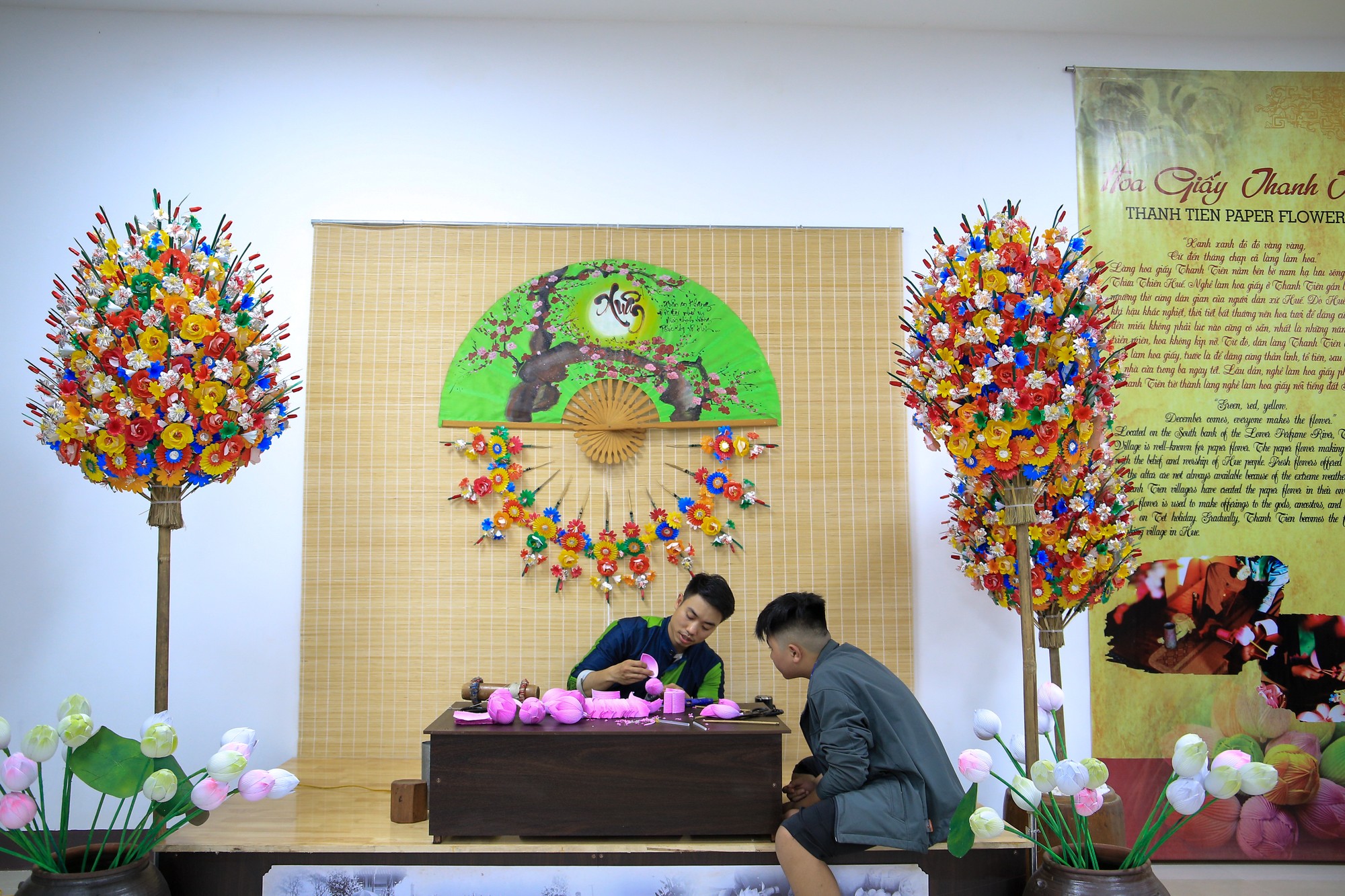 Làng nghề hoa giấy Thanh Tiên nổi tiếng xứ Huế với đa dạng các loại hoa làm bằng giấy, phục vụ tín ngưỡng thờ cúng và trang trí nhà cửa trong những ngày Tết.