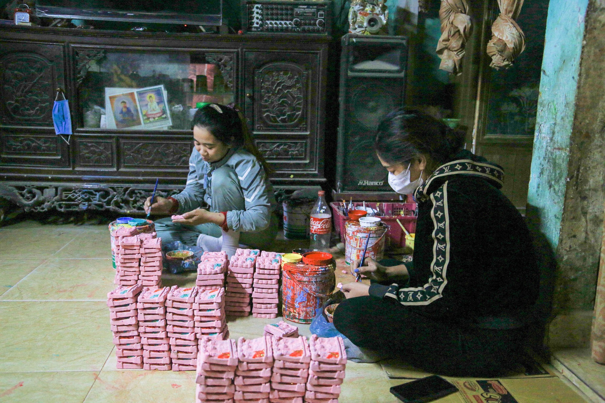 Tuy nhiên, với tín ngưỡng thờ cúng, các hộ vẫn hi vọng sản phẩm ngày càng được nhiều người biết đến, giúp cho làng nghề được duy trì và phát triển; cũng như giữ được nét đẹp văn hóa truyền thống của người Việt Nam. (Ảnh: Hoàng Hải).